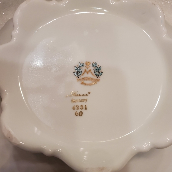 MITTERTEICH Germany Susan pattern Round Vegetable Server - Picture 3 of 3